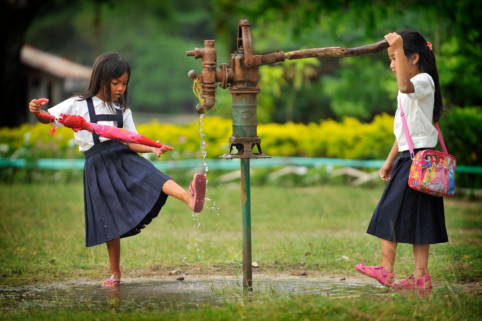 Niños y niñas están particularmente afectados por enfermedades causadas por el agua sucia y el esfuerzo necesario para recolectar agua potable mantiene a los menores - principalmente niñas - fuera de la escuela