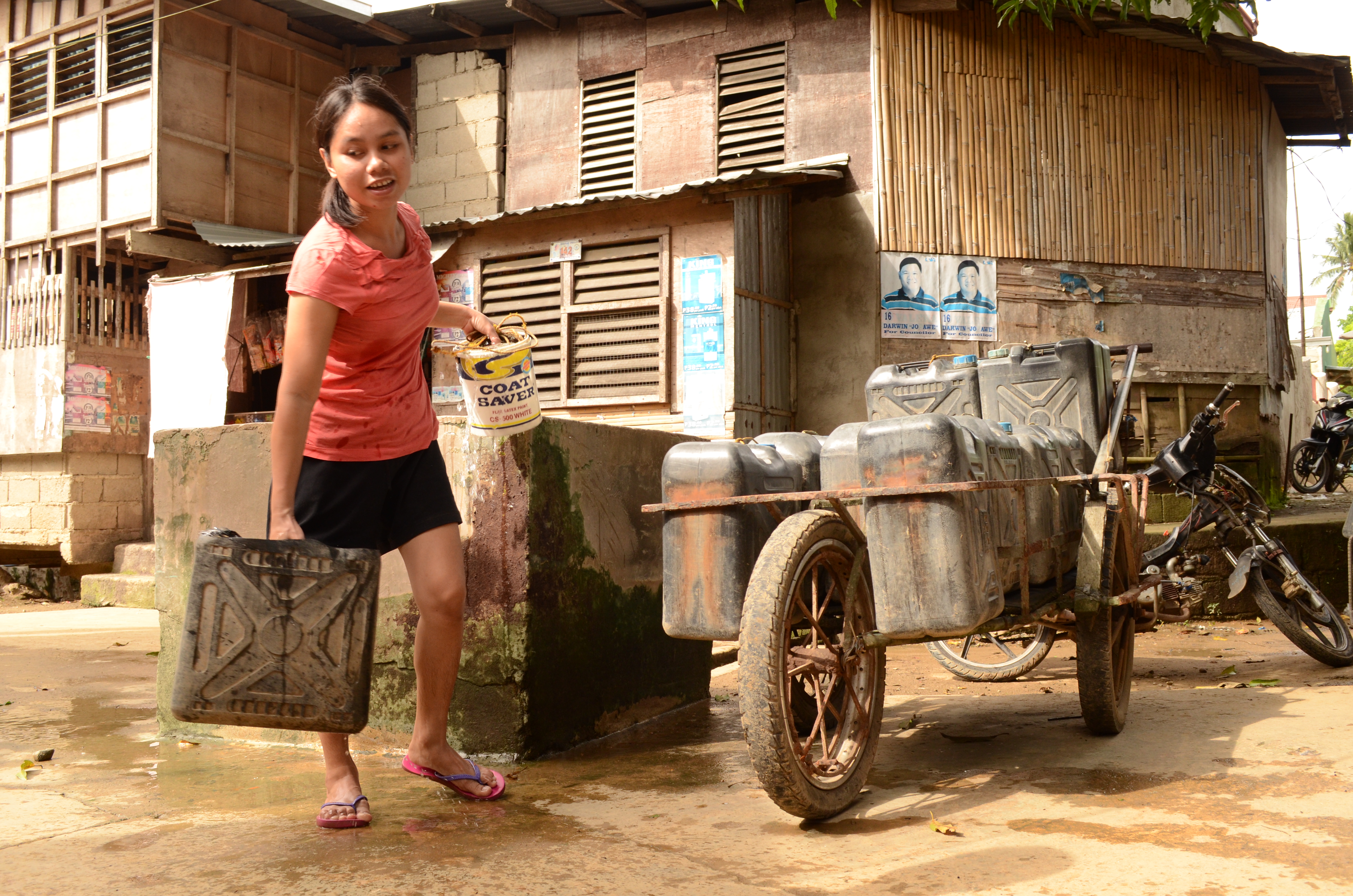 Una mujer de una municipalidad “sin agua” recoge agua de un pozo